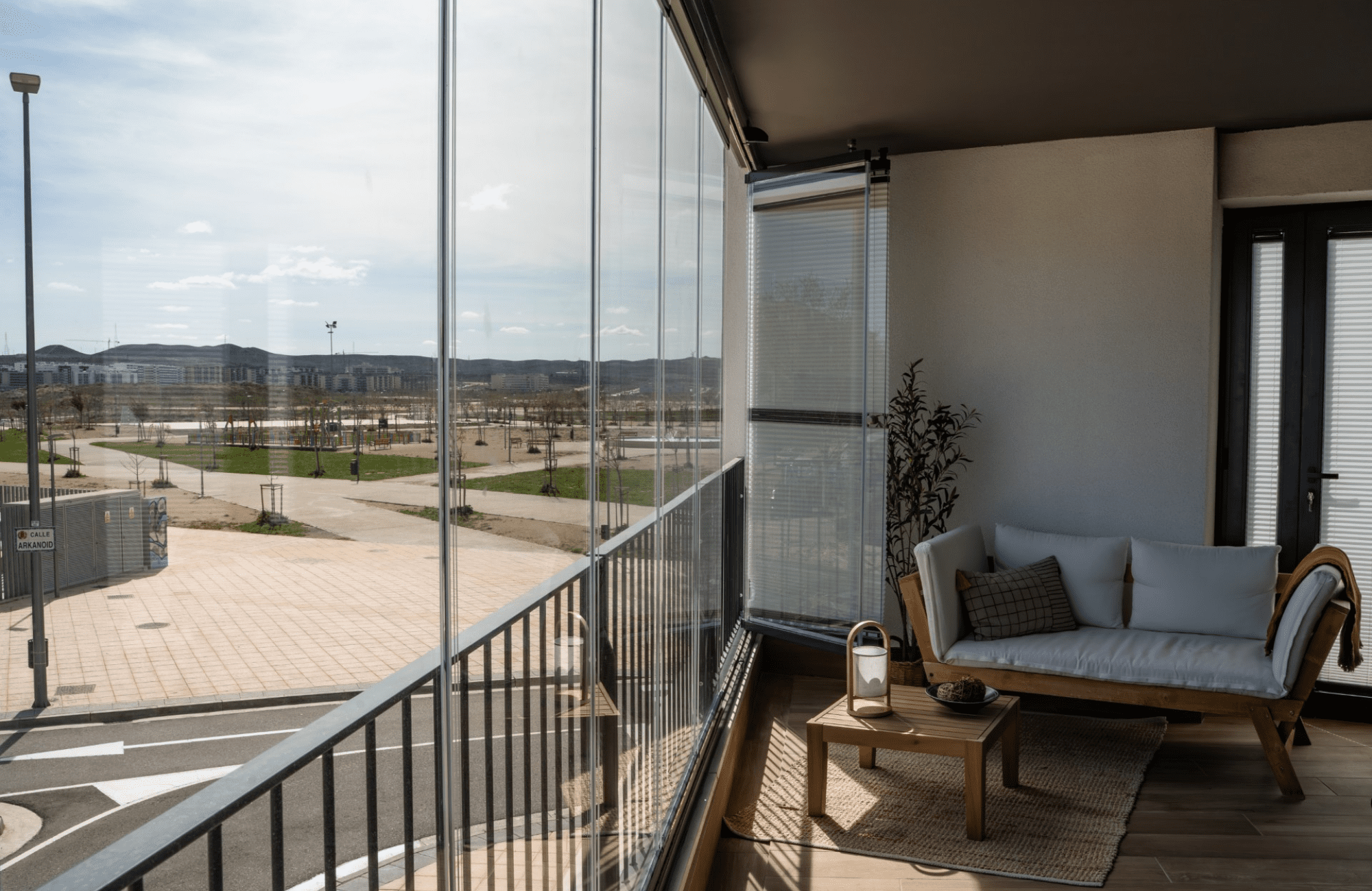Cortina de cristal instalada en terraza en Madrid – foto 2