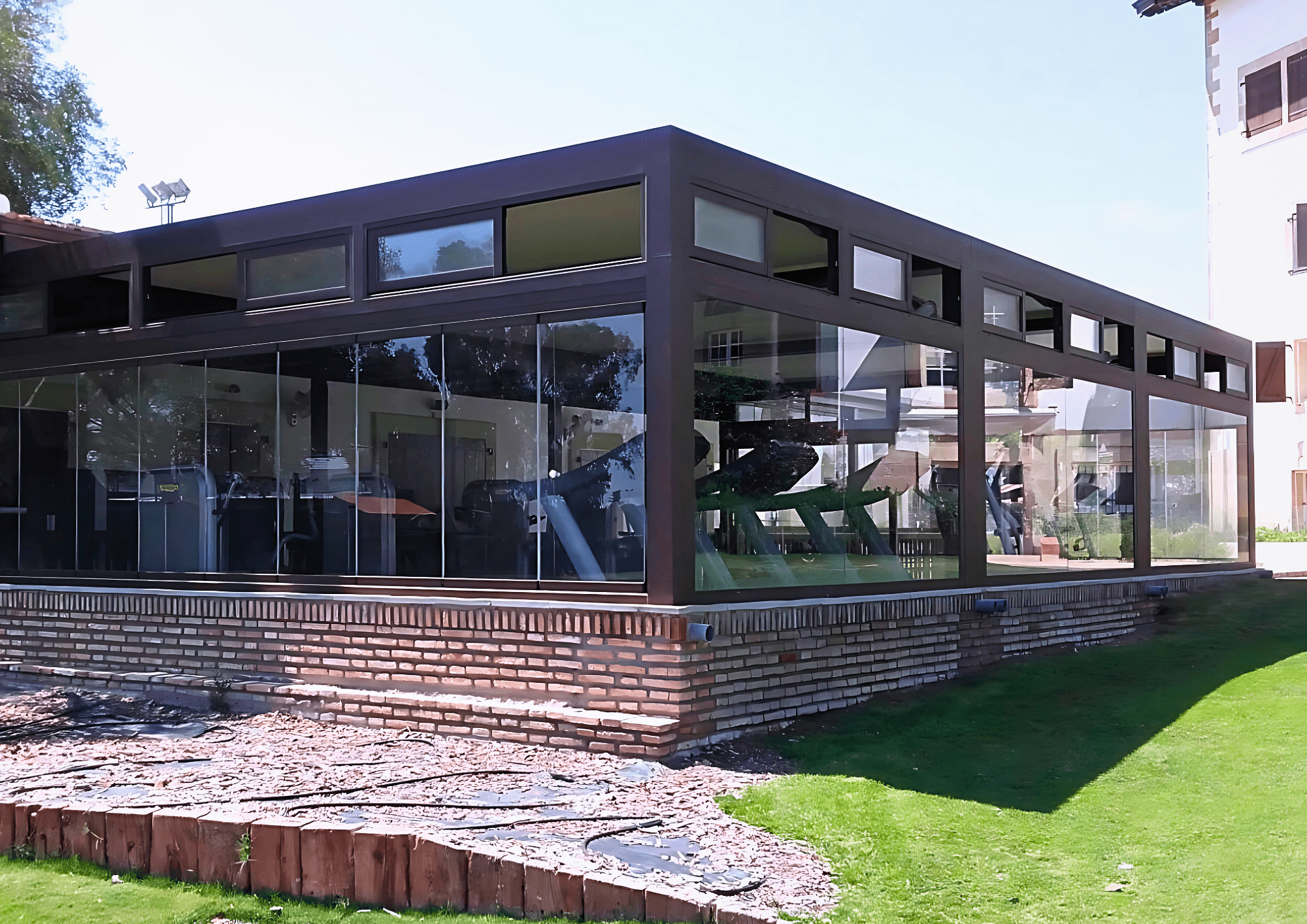 Pérgola bioclimática instalada en jardín en Madrid – foto 1