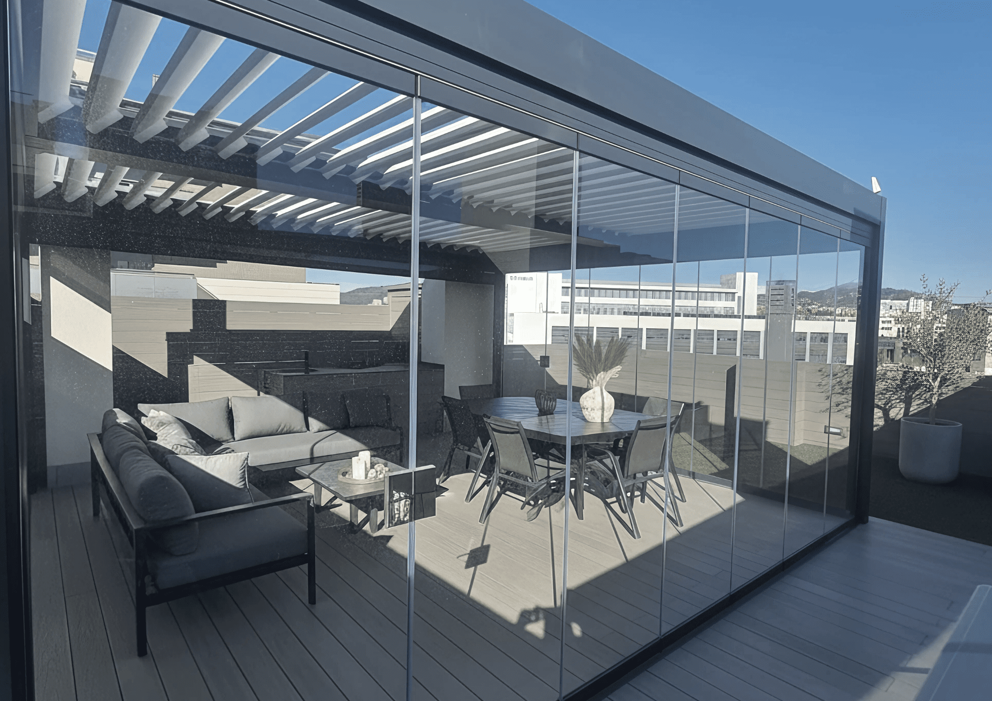 Pérgola bioclimática instalada en jardín en Madrid – foto 3